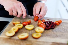 PLOMMER OG MORELLER: Blir til en nydelig salat. Steinene fjernes med en skarp liten kniv.