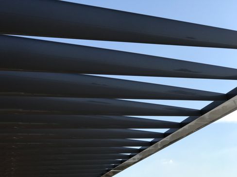 Sær takkonstruksjon over uteområdet på Steve Jobs Theater.