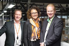 Brødrene Odd Roger (t.v.) og Per Ivar Tiller har til sammen 75 års erfaring fra Posten og Bring. Begge er regiondirektører i Midt-Norge, for henholdsvis post og logistikk, og har delt ansvar for det nye logistikksenteret. Her sammen med konsernsjef Tone Wille under åpningen 15. september.