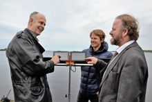 Egenutviklet: Uni Research Polytec har utviklet dette stereometriske bølgekameraet for å kunne kartlegge bølgene i verdensarvfjorden i Sogn. Fra venstre instituttleder Torleif Lothe og seniorforsker Tony Oosterkamp.