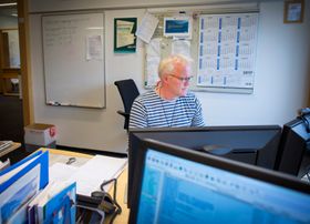 Bjarte Johannesen (46) på desken i Her og nå.