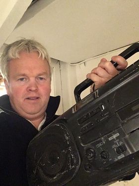 SLÅR ET SLAG FOR FM: Knut Tønnes Steenersen er FrP-politiker og radioentusiast..