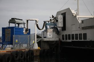Fortøyings- og ladesystem har et relativt lite fotavtrykk. I tillegg kommer en container med batteribank for ikke å overbelaste nettet til Haugaland Nett for mye.