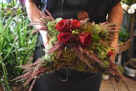 EN PUTE AV MOSE: Denne vakre blomsterdekorasjonen er til en begravelse.