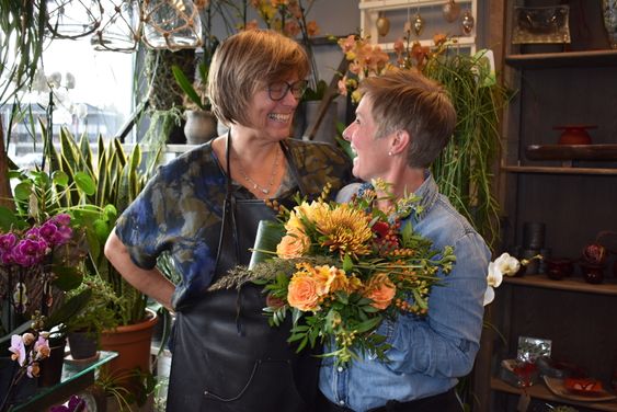 BLOMSTRER AV GLEDE: De to energiske damene bak Fruene Fryd både smiler og ler når Oppegård Avis er på besøk!