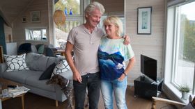 HYTTEFOLK: Dag Skram og Birgit Weel Skram var blant dei stolte hytteeigarane som opna dørene sine for skuelystne i helga.