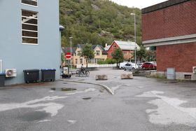 GJENNOMKØYRING: Her skal lastebilane eigentleg køyre vidare, men i dag står det to steinar som sperrar utkøyrsla.