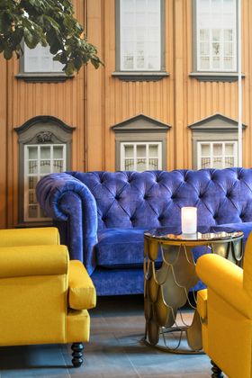DETALJER: Lobbyen på Thon Hotel Nidaros har mange unike detaljer, blant annet en vegg tapetsert med bilde av Stiftsgården i Trondheim.
