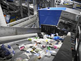 NY ORDNING: Her ser du fra transportbåndet til ROAF, hvor de grønne posene med matavfall som du nå sorterer kommer.