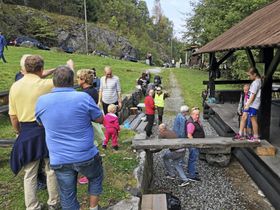 FJORÅRETS EVENTYR: Dette bildet er fra familiedagen i 2016. Forhåpentligvis blir det sol også i år.