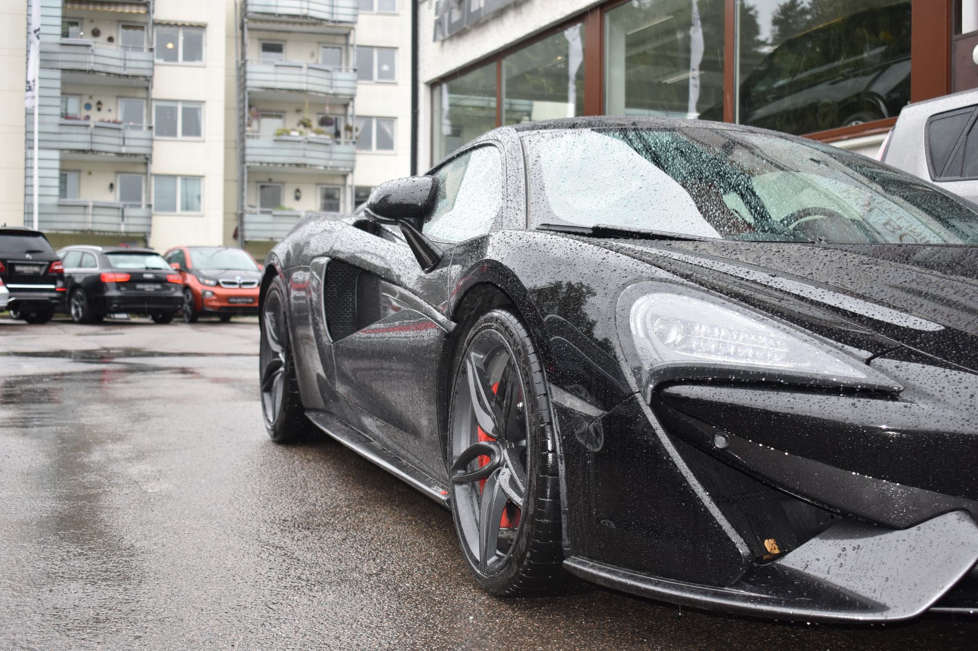 JULEGAVE TIL DEG SELV? Denne skjønnheten finner du på Kolbotn Bil, og kan bli din for kr. 2.490.000! Det er en McLaren 570S fra 2016 med 570 hestekrefter. På dagen kan du ta en titt, men på natta må den låses inne - naturligvis. McLaren 570S!
