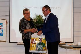 GJEV PRIS: Ordførar Arild Ingar Lægreid gjev Julia Bruheim prisen som hyllar arbeidet ho har gjort for demente.