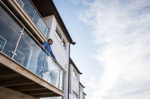 Leiligheten i Hammerfest er moderne og ny. Likevel bor Asgeir mer i den gamle politimesterboligen i Kirkenes.