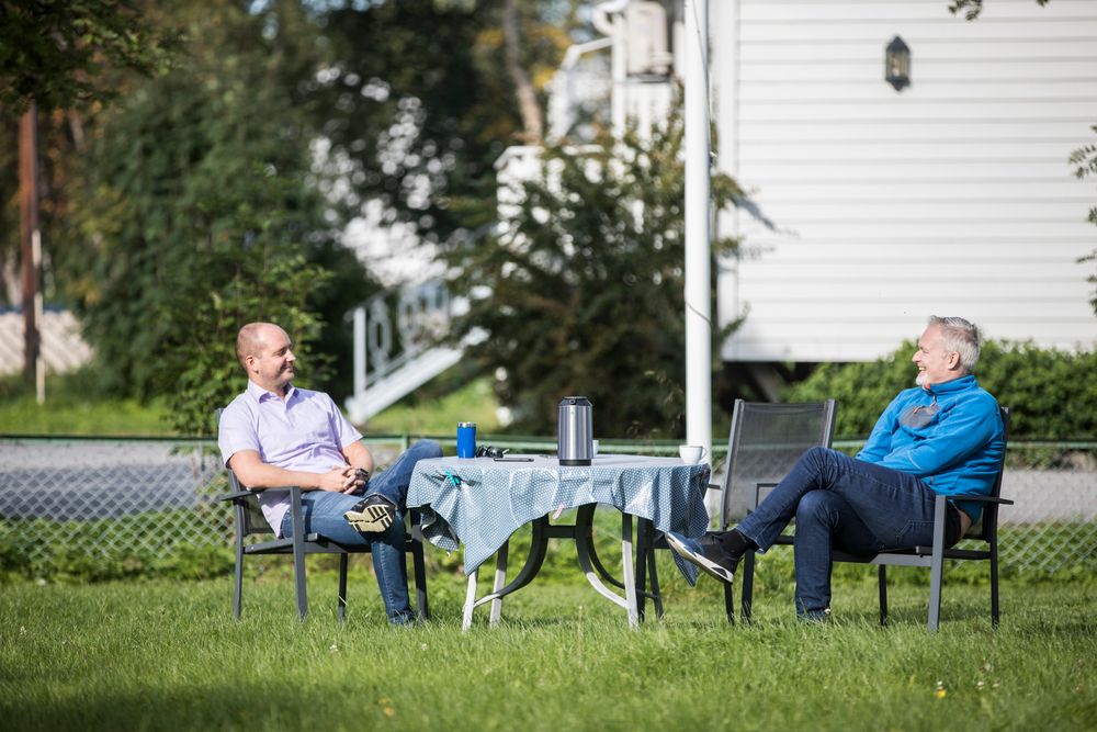I hagen utenfor politimesterboligen drikker Asgeir og Schjøllis kaffe før vaktene på operasjonssentralen. I dag er været snilt med de to operatørene. Snart blir Kirkenes kaldere og mørkere.
