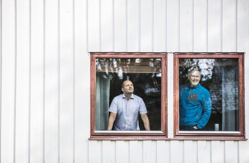 Etter at operasjonssentralen i Hammerfest ble lagt ned, flyttet Asgeir Aule og Jan-Olav Schjølberg inn i politimesterboligen i Kirkenes.