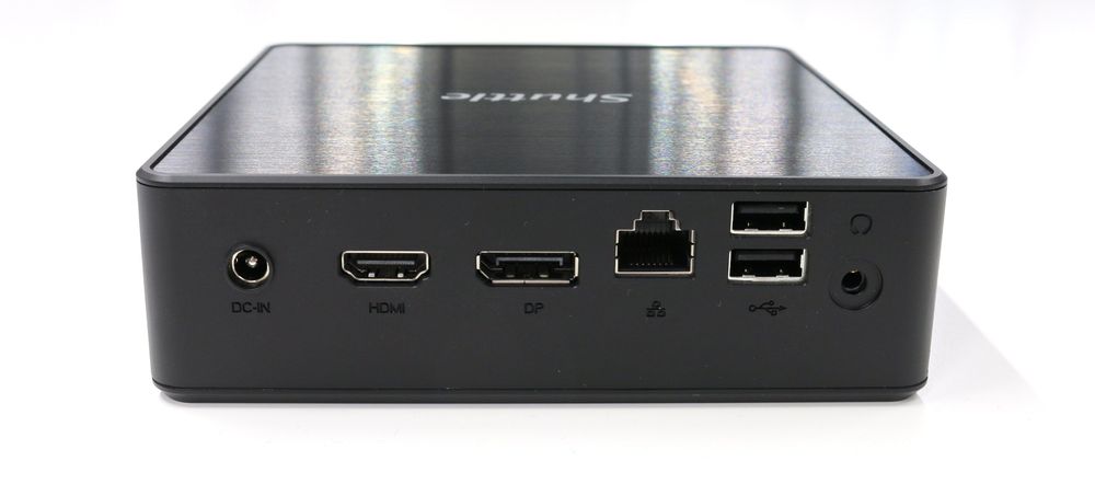 På baksiden finner vi inntak for strøm, HDMI- og DisplayPort-videoutgang, gigabit LAN, to USB 2.0 og minijack for lyd.