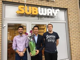 Brede Nymark, Endre Holme og Joakim Lærum er godt nøgde med opninga av den nye restauranten.