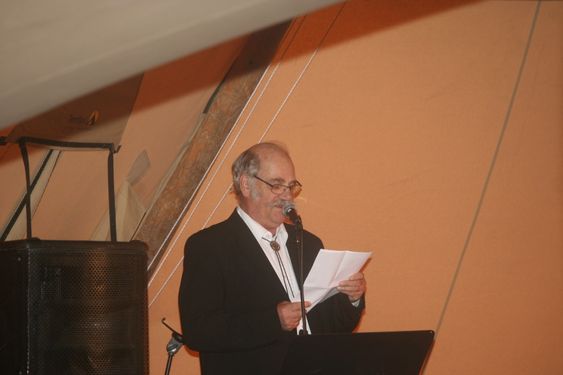 PROLOG: Olav Ellingsen helsa skulen på 100 års dagen med ein prolog som på imponerande vis fortalde historia om skulen frå starten i 1917 og fram til i dag.
