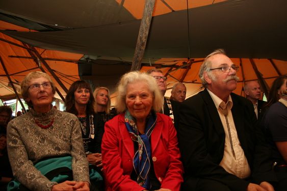 ÆRESGJEST: Ingeborg Lunde var saman med sonen Jens spesielt invitert til jubileumsfesten. Det var Ingeborg sin svigefar, Jens Lunde, som grunnla og starta opp jordbruksskulen i Aurland på nabogaren Lunde i 1917. Til venstre sit Sigrun Huseklepp Lundestad, som i si tid budde på jordbrukskulen då faren Johannes Huseklepp var lærar der.
