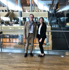 SPRÅK OG LITTERATUR: Biblioteket i Alexandria satset for 2000 år siden, og de satser også nå på kunnskapsutvikling, forskning og undervisning innenfor språk og litteratur, med en rekke forskningssentre og nærhet til universitetene like ved. Det passer biblioteksguiden Lalyla godt. Hun studerer britisk språk og litteratur ved Universitetet i Alexandria, men bruker fritiden til å fortelle gjester om byens stolthet. Her er Lalyla fotografert inne i biblioteket denne uken sammen med artikkelforfatteren.