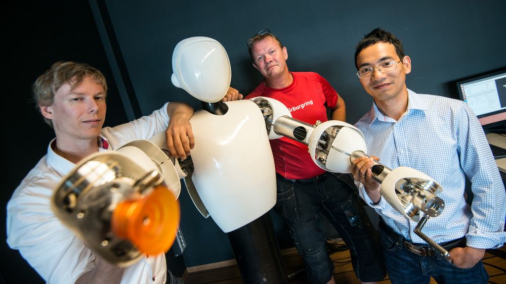 BYGGER ROBOT: Fra venstre: Sjef i Halodi Bernt Øivind Børnich,maskinist Jørgen Sundell og forskningssjef Phuong Nguyen.