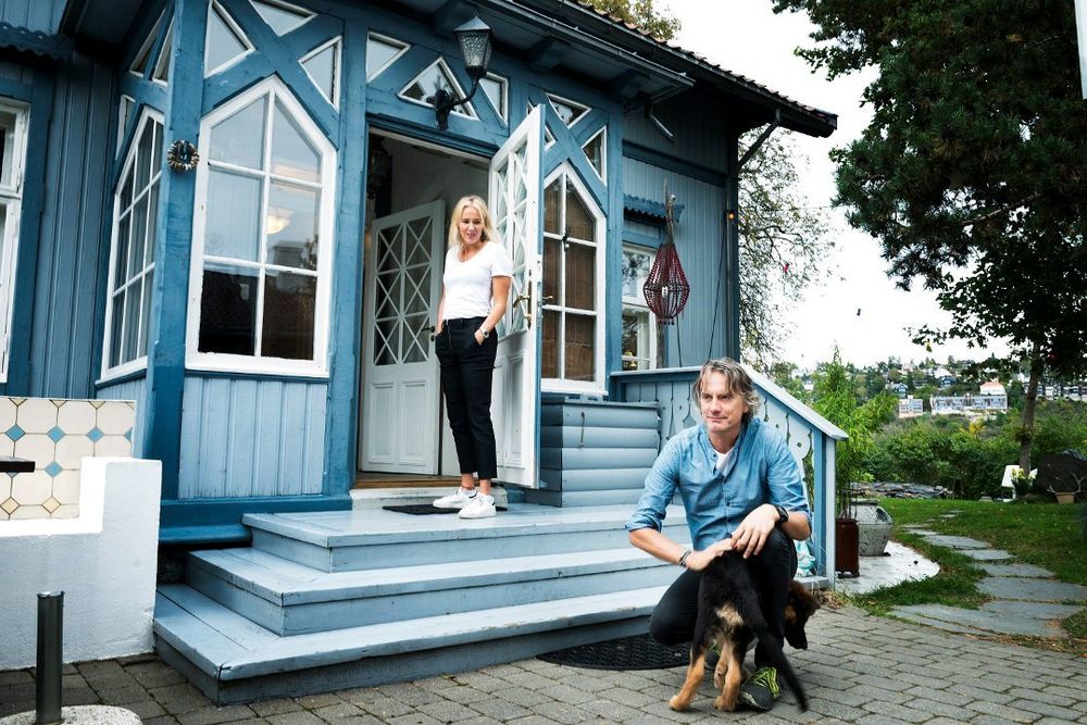 PAR I HJERTER: Valpen Leo kom inn i familien for en måned siden, og det etter at datteren Helena hadde underskrevet en kontrakt om at den er kun hennes ansvar. Gjyri Helén kan styre seg for familiens nye medlem, mens ektemannen Sigmund Vegheim er solgt.