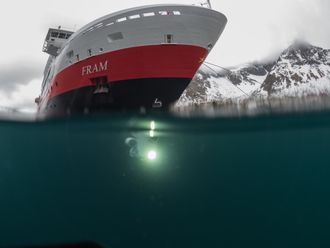 Blueye undervannsdrone i farvannet ved ekspedisjonsskipet MS Fram utenfor norskekysten i våres. Nå skal Hurtigruten ta den norskutviklede dronen ut på verdenshavene.