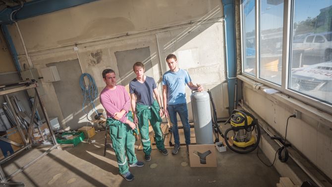 Protoype-verksted: Veien er kort fra idé til prototype i verkstedhallen på Sluppen i Trondheim. Faktry åpner ikke før i november i år, men sju selskaper har tjuvstartet, av dem Smart Cylindres. Fra venstre mot høyre: Are Nøst, Ole C. Loftesnes og Lars Hellesylt.