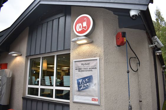 GJENNOM VINDU: Tyvene brøt seg inn gjennom vinduet, som allerede er erstattet. Oppe til høyre henger overvåkningskameraet som kommer til god nytte når de anmelder saken.