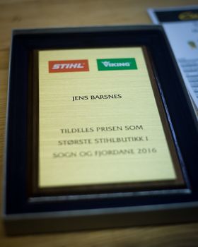 SYNLEG BEVIS: Her er plaketten som viser at Jens Barsnes hadde størst omsetnad i fylket.
