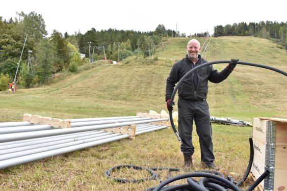 SNØMASKIN: Her er vannslangene som skal føre vannet opp gjennom snøkanonen, før det utsettes for trykkluft, og kommer ut som snø!