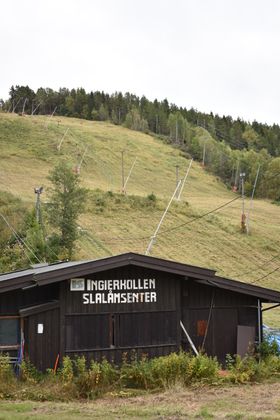 HVIT VINTER: Selv om det ikke er hvitt på trappen din, blir det snø her! Så lenge det viser minst minus 2,5 på gradestokken, kan du kose deg i bakken!