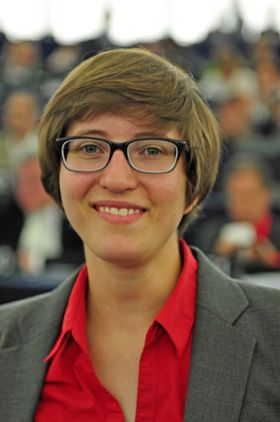 Julia Reda, medlem av EU-parlamentet og representant for det tyske piratkpartiet, mener EU-kommisjonen har skjult en rapport om piratkopiering med vilje.