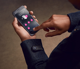 Jakken kobles til mobilen via en Bluetooth-enhet, og man kan bruke mobilappen til å konfigurere berøringsfunksjonaliteten.