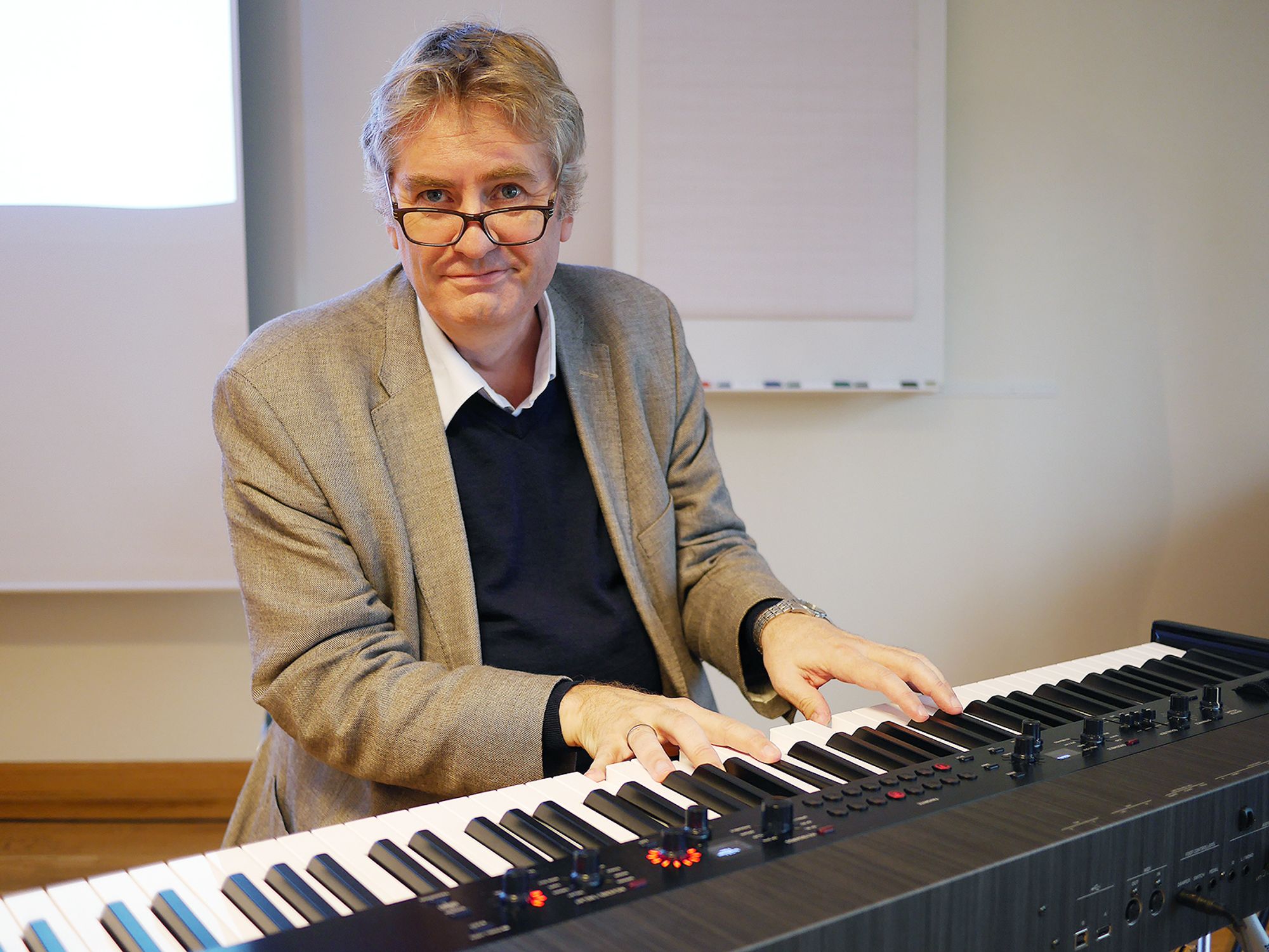 Professor Asbjørn Schaathun ved Norges Musikkhøyskole foredro om det ultimate kreative team med The Beatles som utgangpunkt. Foto: Stian Sønsteng.