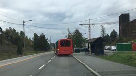 SNART GÅR DEN VIDERE: I dag stopper rutebussene ved Greverud kirke, men snart går de helt til Vevelstad!