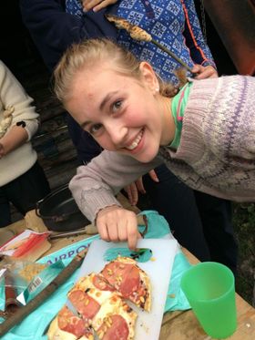 BÅL-PIZZA: Her viser Gro Nergård stolt frem den ferdige bål-pizzaen.