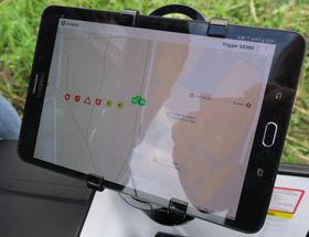 På en skjerm kan vi se posisjonen til vår Land Rover og de andre lekebilene, pluss noen tilfeldige advarsler sendt ut av testsystemet.