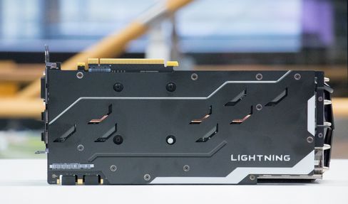 Baksiden har en forsterkende plate av aluminium.