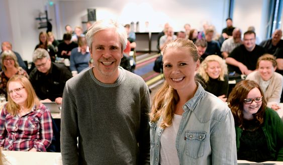 Bård Romstad og Eivor Jerpåsen på frontsjefseminar i Amedia denne uka.