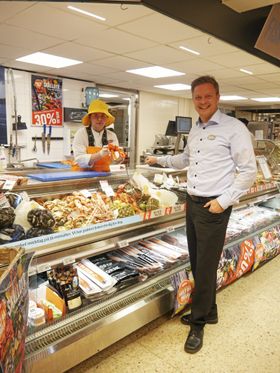 STÅR PÅ: Kjøpmann Øyvind Øvsthus står på, selv om utbyggingen på Greverud krever sitt av butikken.
