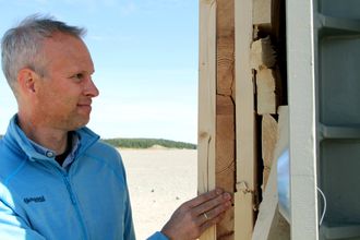 Positivt overrasket: Morten Dybesland fra Statsbygg studerer skadene. Han er overrasket over at skadene ikke er større når sprengstoffet kun var 15 meter unna.