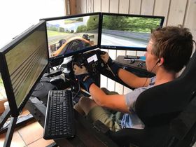 SIM: Når Edward ikke trener ute på banen bruker han kjøresimulator med programmet iRacing. Med tre skjermer blir opplevelsen så realistisk som mulig.