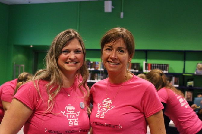 Mailen Greve (til venstre)) fra Girl Tech Fest-arrangør Jenter Koder og Heidi Austlid (til høyre) fra medarrangør IKT-Norge brenner for at jenter skal få inngangsportaler til teknologi.