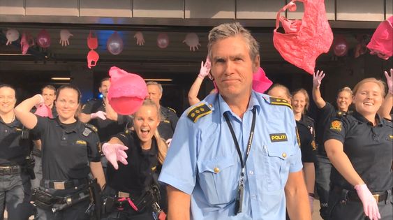 MYE MORO: − Det ble mye smil og latter da vi spilte inn videoen. Vi brukte en halvtime på å bare komme i takt og pynte garasjen med rosa tekstiler og ballonger, forteller Osgjelten.