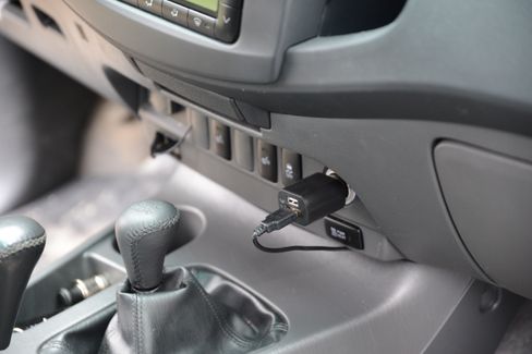 Adapteren tar beslag i sigarett-uttaket. På denne modellen følger det imidlertid med en variant som gir deg en ekstra USB-port så du for eksempel kan lade telefonen din samtidig.