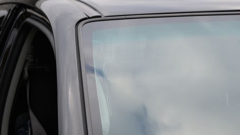 Antennen syns knapt nok utenfra eller innefra. Her ligger den rundt to centimeter fra kanten på glasset.