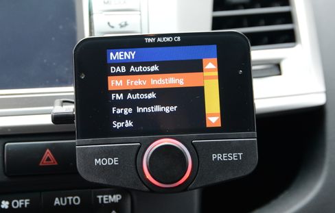 Alle adaptere sender et FM-signal, og innstillingene for dette finner du blant i menyen.
