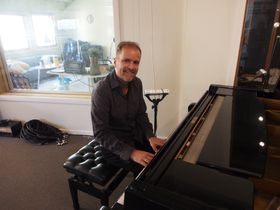 KLAR MED NY MUSIKK: Vegard Schow er klar med ny musikk. Nå skal han spille live for lokalbefolkningen i sitt eget studio.
