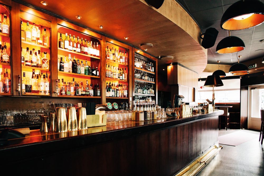 Raus har en rikholdig barhylle og mange gode cocktails på lur.